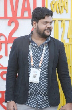 <span>Ricky, 30</span> <span style='width: 25px; height: 16px; float: right; background-image: url(/bitmaps/flags_small/IN.PNG)'> </span><br><span>Mumbai, Indie</span> <input type='button' class='joinbtn' style='float: right' value='JOIN NOW' />